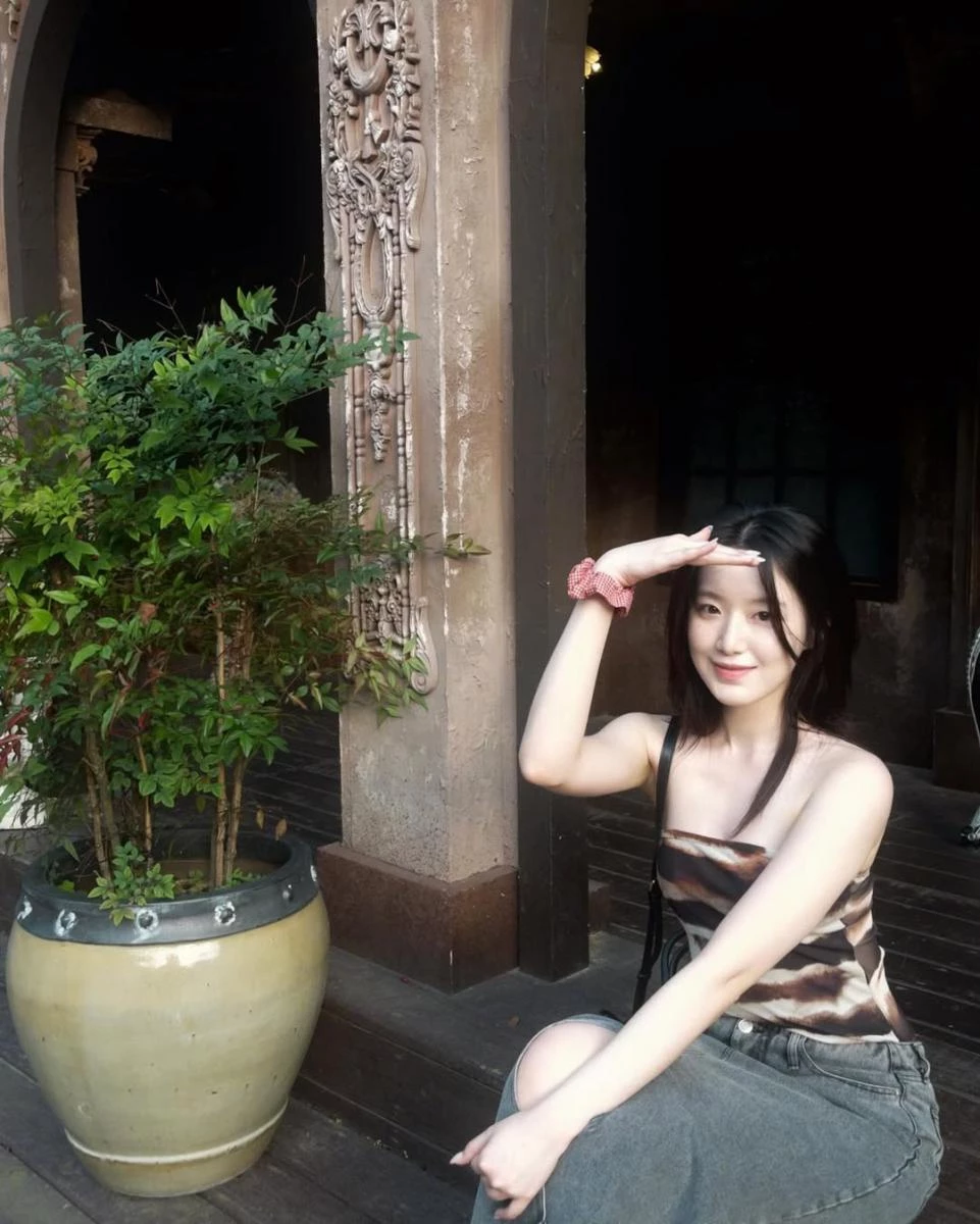 舒華能維持白皙膚況,關鍵之一在於對防曬的高度自律。她一年四季,都將防曬視為日常保養的一部份,而非臨時補救。皮膚科醫師也提醒,紫外線全年存在,應選用高係數防曬,外出前提早塗抹,並於約2至3小時補擦一次,必要時搭配帽子、墨鏡或遮陽傘等物理防護。畢竟,即使塗抹再昂貴的美白精華,只要防曬失守,提亮效果都會被日曬迅速抵消;真正穩定的白,是從源頭避免黑色素被反覆啟動。
