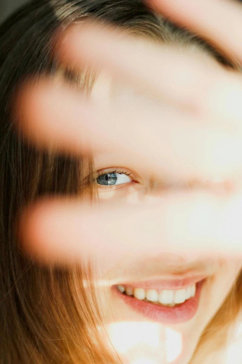 嘴唇代表的是一個人的言語表達與情感流露。若嘴唇偏薄、尤其是上唇明顯比下唇小,代表其人說話克制、感情內斂,甚至有點無情。