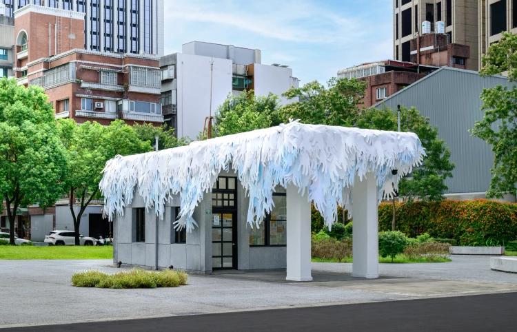 劉文瑄《手雨》進駐舊加油站,讓原本具有明確功能的空間產生輕盈而流動的新想像。