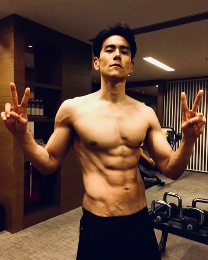 2002 年的彭于晏，正就讀加拿大英屬哥倫比亞大學，返台期間受到導演發掘，演出偶像劇《愛情白皮書》，正式踏入影視圈。