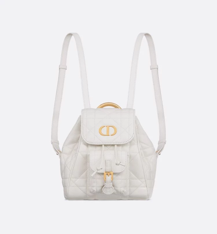 Dior Caro後背包將優雅與實用拿捏得恰到好處。奶白色羊皮搭配Macrocannage大籐格紋縫線,翻蓋上的復古金色CD標誌低調點出品牌識別。