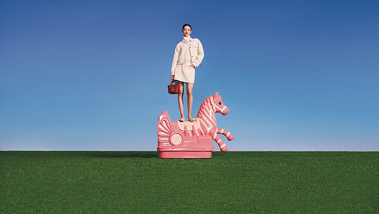 2026年最該避開的「2大錢包顏色」，首先是紅色，由於五行屬火，象徵花錢爽快、支出過大，也有「赤字」意涵。再者是藍色，五行屬水，代表錢財像水一樣流走，存不下來。此外要小心的也有白色也被視為「空空如也」，不利長期守財。相對安全的選擇為：黑色、棕色、金色，有助聚財與穩定財庫。