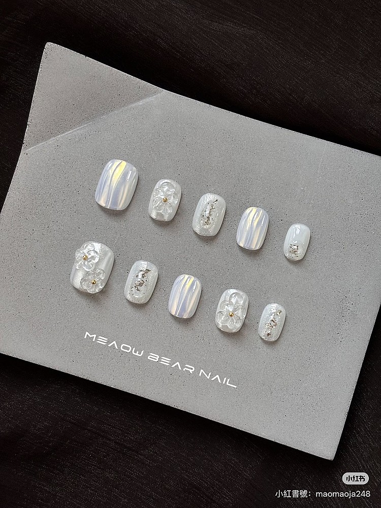 珍珠白光療美甲推薦3:日系琉璃小花