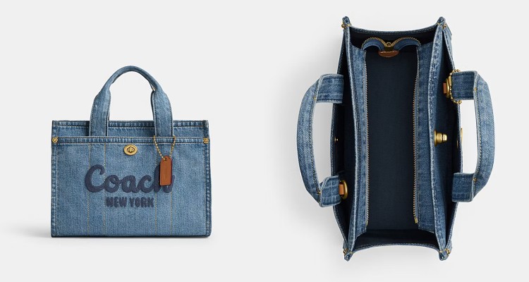 Coach Cargo 26托特包以丹寧為主角,將品牌經典Logo以壓花刺繡方式呈現。