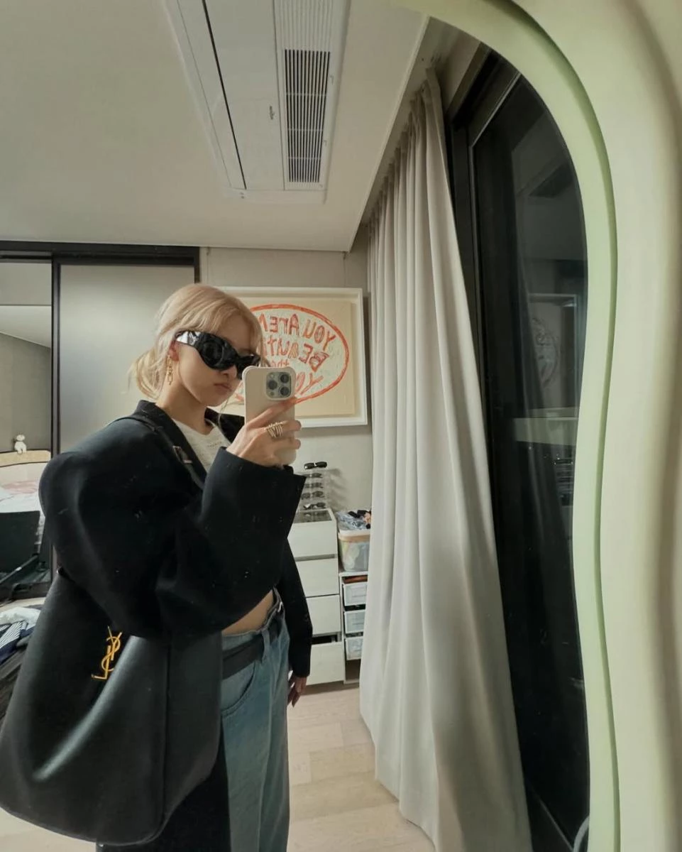 儘管 Rosé 擁有許多女生夢寐以求的 168 公分身高，但在搭配牛仔褲時，她仍偏好選擇短版上衣作為造型重點。