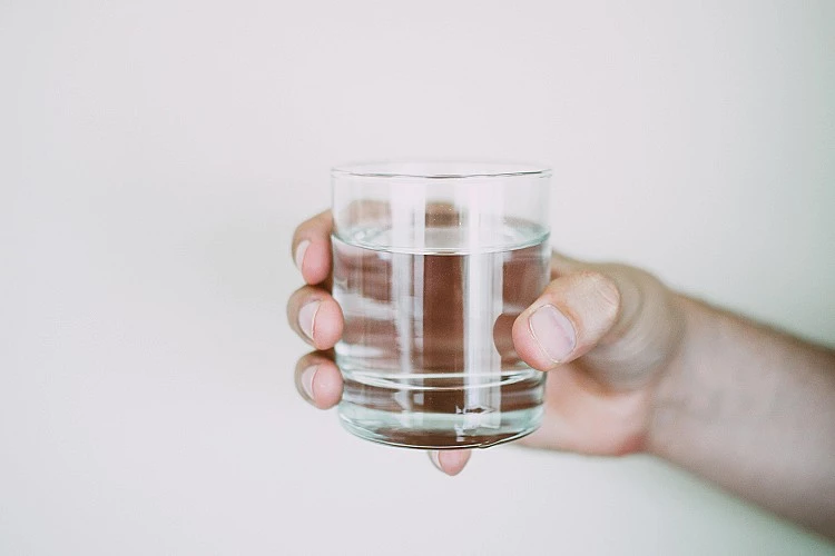 懶人瘦腰秘訣5:早起一杯「溫開水」