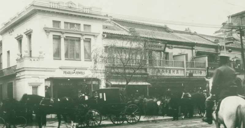 1906年,遷址於銀座四丁目大道上的MIKIMOTO本店,成為熙來攘往的街道上最醒目的名品店,而MIKIMOTO的進駐也引領銀座成為世界奢華名品匯聚的時尚之都。