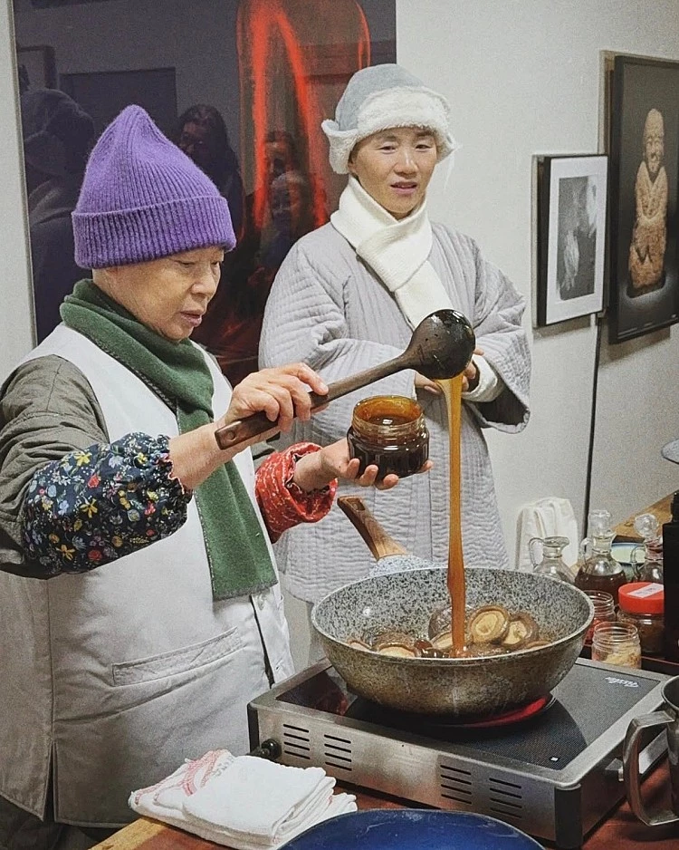 白羊寺每個月只開放一天，由正寬法師透過料理傳遞佛法，不只使用在地、當令的食材製作，更希望能推廣尊重自然的永續正念飲食，甚至被《紐約時報》形容是「世界上最珍貴的食物」。
