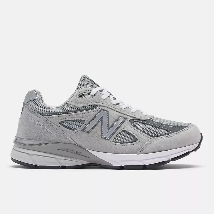 New Balance的美製款是許多球鞋收藏家入坑的起點，像是上圖這雙990v4 Core，是NB經典灰色運動鞋的代表作之一，延續1982年初代990的內斂灰調與頂級麂皮網布拼接，展現低調卻不失質感的設計語言。