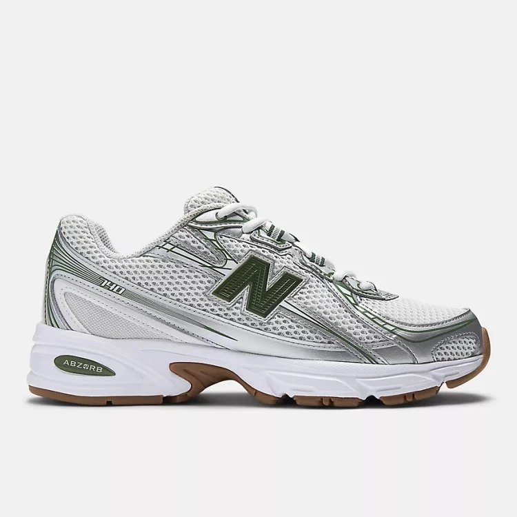 回歸球鞋市場的New Balance 740，白色、灰色再點綴上銀色的配色，加上開放式針織網面、分段中底與流線型輪廓等經典元素，並以雙色網布搭配突角裝飾片