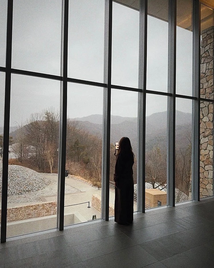 Museum SAN 是座融合自然、建築、藝術的美術館，除了能透過體驗感受安藤忠雄與不同藝術家破撞出的藝術理念外，館內還打造了冥想空間「光之空間」，讓人能完全享受溫暖的日光洗禮。