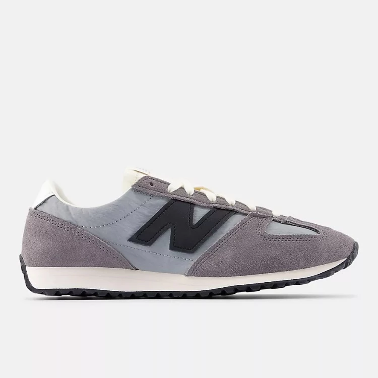 New Balance薄底鞋熱度急速加溫！其中全新推出的「 471」，以品牌經典跑鞋320為靈感，鞋型延續瘦長低筒輪廓，尖角鞋頭的標誌性設計很有復古韻味