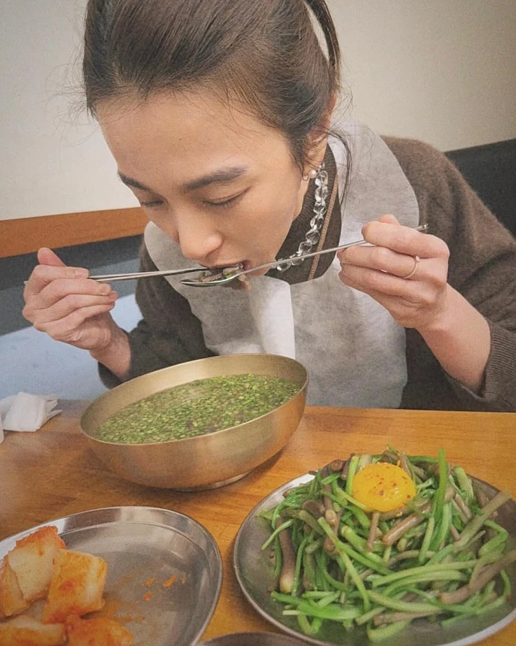 店內顧名思義，販售的就是韓國盛產的水芹菜料理，許多網友形容水芹菜吃起來就像是芹菜、香菜和空心菜的混合，有種獨特的濃郁香氣，不論單吃或加入牛肉、海鮮都能大大提味，而除了田馥甄點的水芹牛骨牛肉湯飯外，水芹生牛肉拌飯、牛肉煎餅也都是每桌必點的好味道。