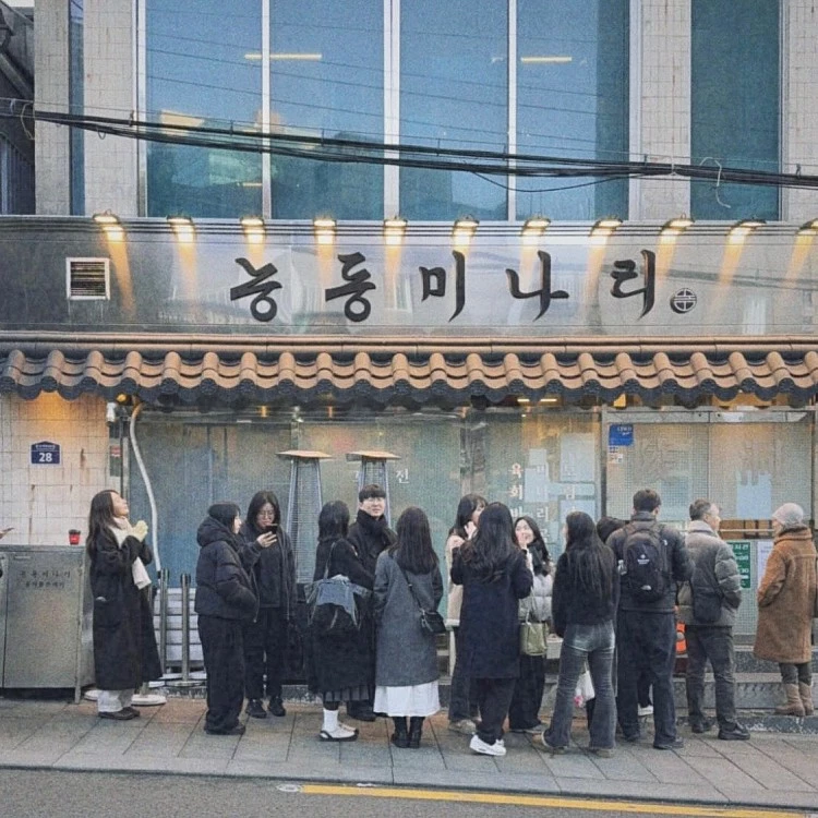 究竟是什麼店讓平常都不排隊吃飯的田馥甄，也甘願乖乖排隊只為吃上一碗綠綠的湯？這家在聖水洞及龍山都有分店的「陵洞水芹菜」，是韓國近期爆紅的排隊美食。