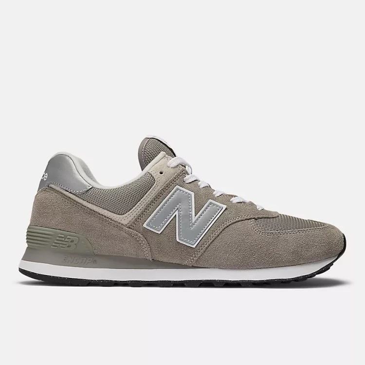 被譽為「最New Balance的一雙」的574運動鞋，是NB經典代表，採用較寬鞋楦設計，搭配麂皮與網布鞋面，結合堅固耐穿與舒適機能，而這一雙以簡約百搭的灰色調，讓時髦精在日常場合中都能輕鬆駕馭！