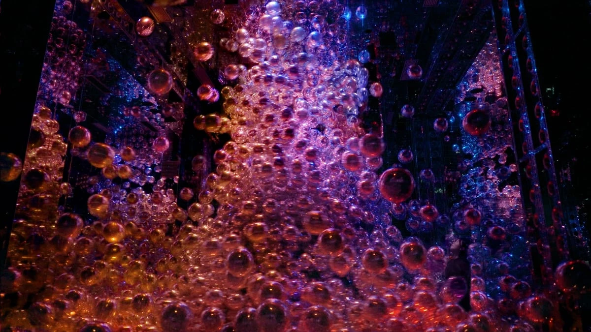 這一次,日本京都 teamLab 展區內,最大的亮點之一,莫過於《Morphing Continuum》(變化連續體)。它不是傳統意義上的實體物件,而是一種由獨特環境中,產生的能量秩序所構成的雕塑性存在,稱之為:高階雕塑(High Order Sculpture)。它會隨著環境而變,懸浮於空中,模糊邊界,縱使觀賞者進入其中改變了秩序,也能仍自然地回復其完整的形狀。
