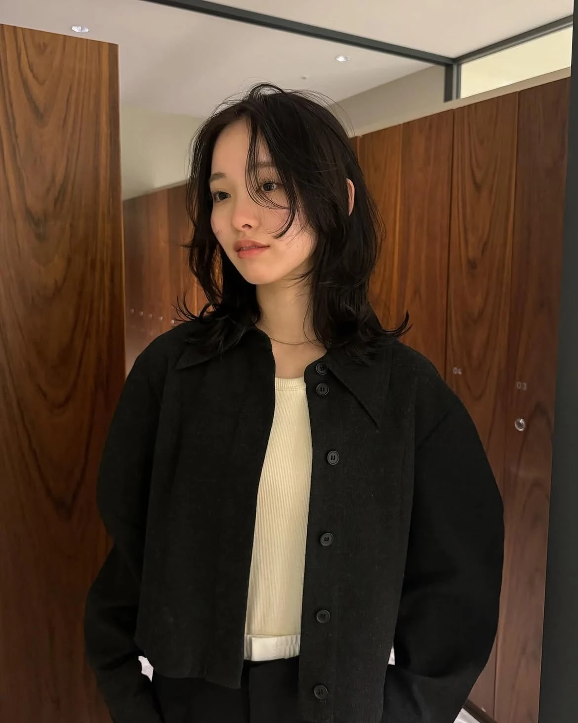 鎖骨剪黑髮髮型推薦2：中分層次燙
