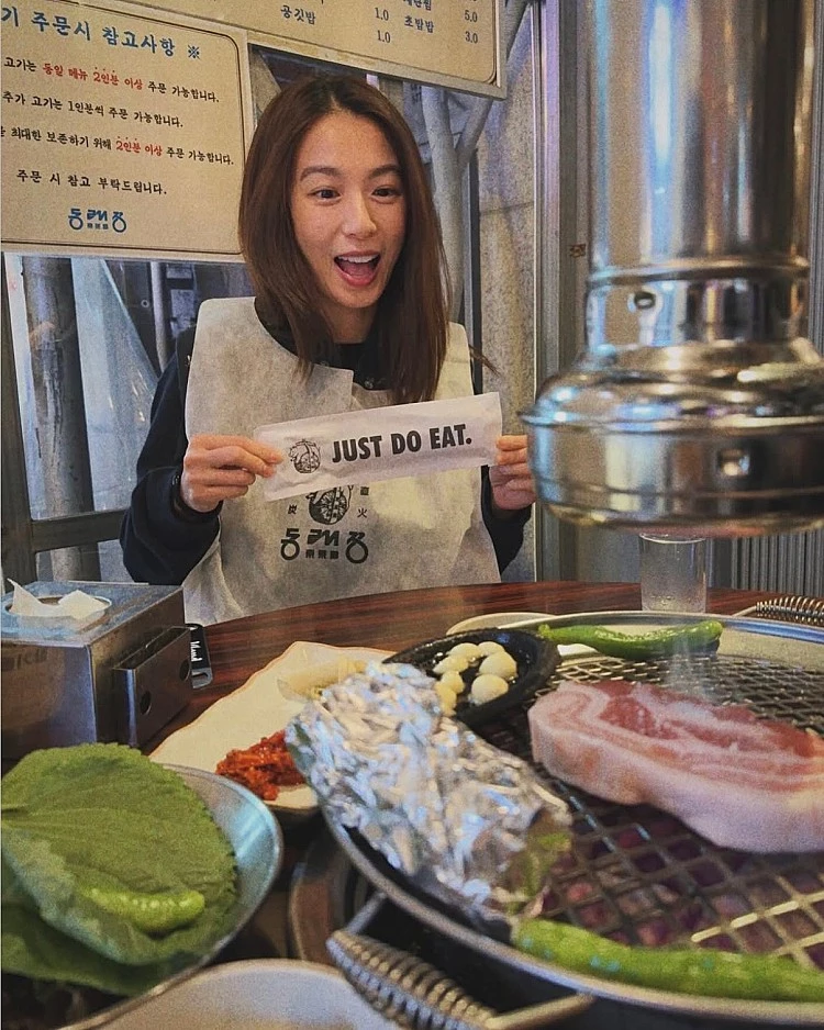 田馥甄這次也造訪位於江南區的烤肉名店「Dongnaejeong Seolleung」，招牌烤豬五花，烤到滋滋作響的豬五花加上油花香，光看就讓人食指大動。