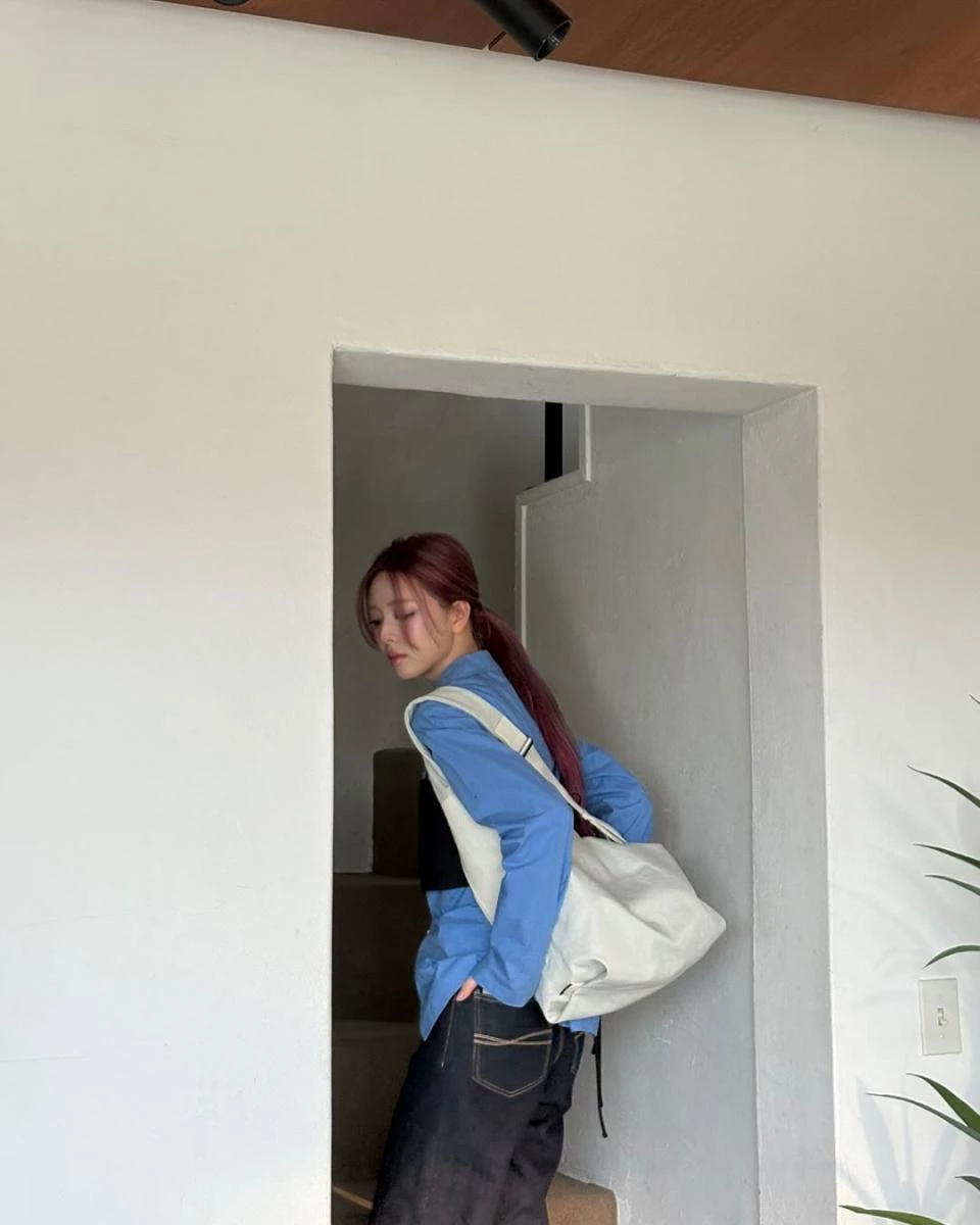 申有娜這款白色大包,是來自於韓國品牌 Beanpole。