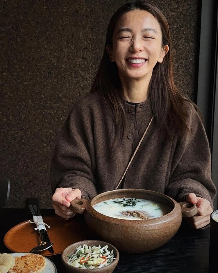 寒冷的冬天喝上一碗暖呼呼的雪濃湯絕對是一大享受，田馥甄造訪的「Hoam Cafe」是家位在京畿道郊區的咖啡廳，博物館般的氛圍與現代的室內設計完美融合，店家提供當地食材製作的精緻早午餐和甜點。
