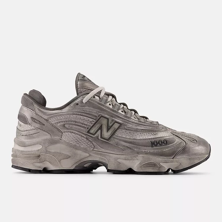 New Balance 1000復古球鞋以刷舊、復古的外觀，是為球鞋控必收之選。