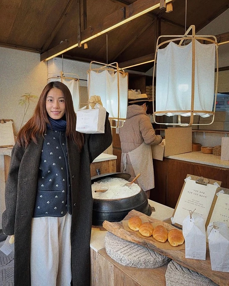 目前在韓國有六家分店的「Jayeon Do Salt Bread」，可以說不論是在地人或觀光客，只要經過都必買的人氣烘焙店，店家招牌便是以 100% 加拿大頂級小麥、100% 法國 AOP 認證奶油、100% 法國海鹽製成的奶油鹽麵包。