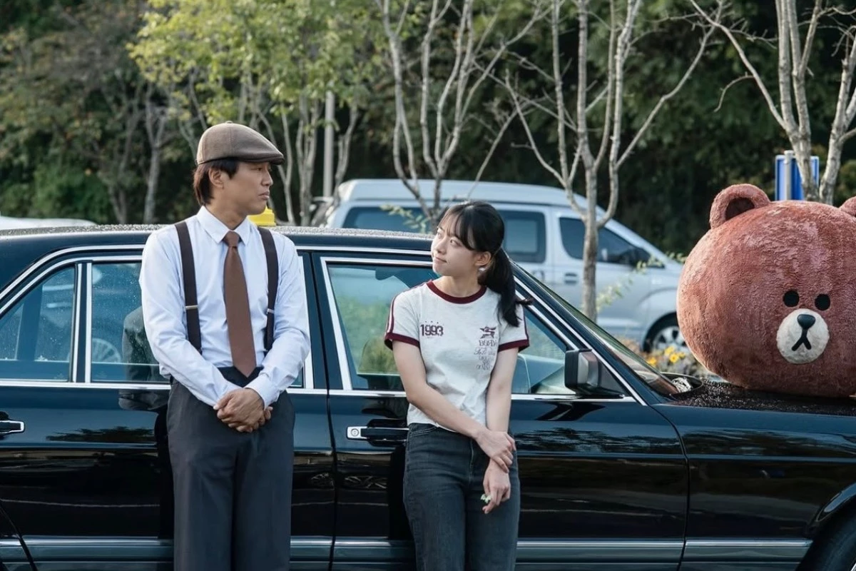 車太鉉這次在《個人計程車司機》中,他飾演全劇核心人物「高司機」,開著一輛只接預約乘客的特殊計程車,話不算多,卻很懂得在對的時候聽人說話。這個角色再次展現出車太鉉一貫溫暖、自然又帶點幽默感的表演方式,他不是替乘客解決所有問題的英雄,而比較像暫時陪對方走一段路的人,成為全劇最重要的療癒力量。