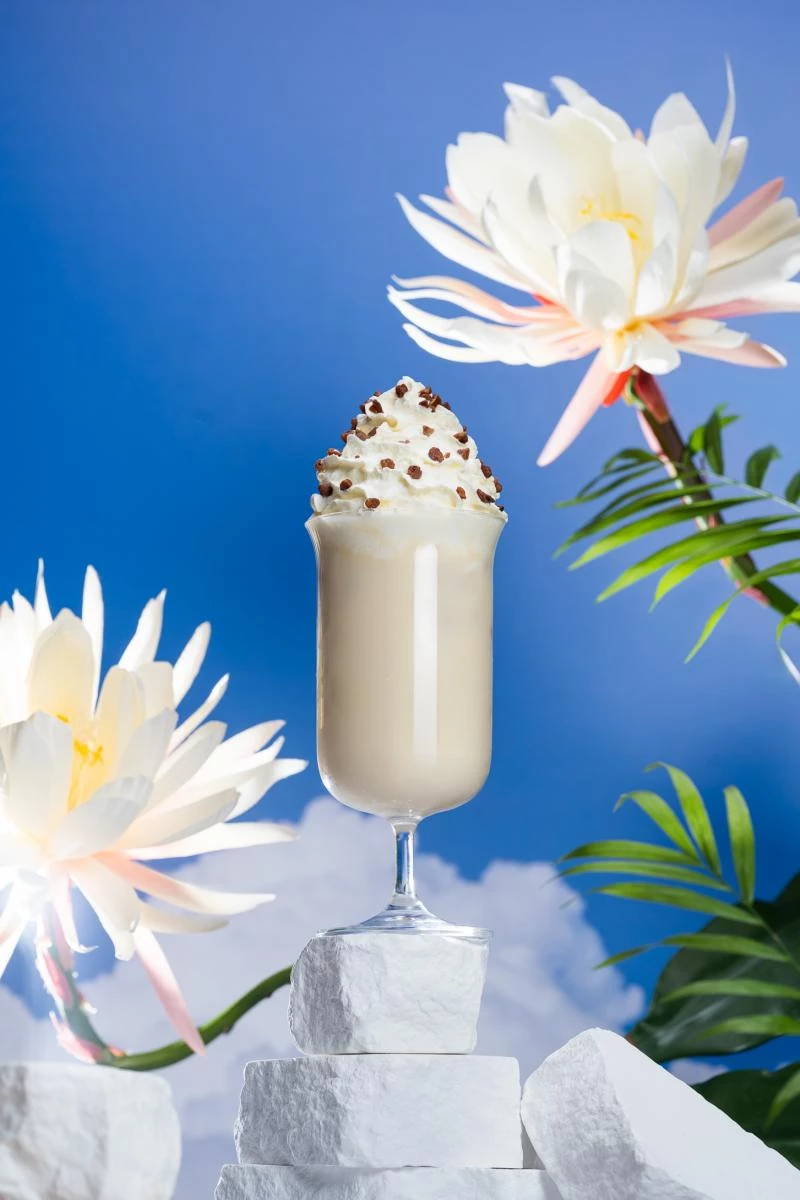以清香馥郁的桂花烏龍為底，茶湯透著金琥珀光澤，入口先是烏龍的回甘隱約透出桂花的甜香，香氣高雅又不搶戲。