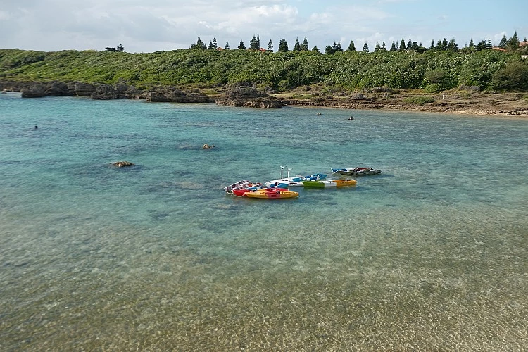 多數客房皆為面海房型，大面窗將海平線完整引入室內，日出、日落與潮汐變化成為日常節奏