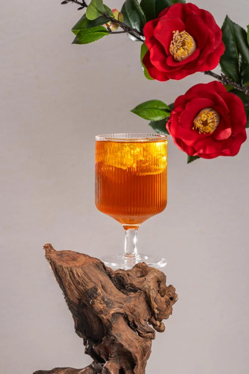 「茶花紅烏龍」以紅烏龍的厚實茶底為靈魂，揉合山茶花的高雅清香，入口先是溫潤的茶韻，再慢慢浮現淡淡果香與花香交織的層次。