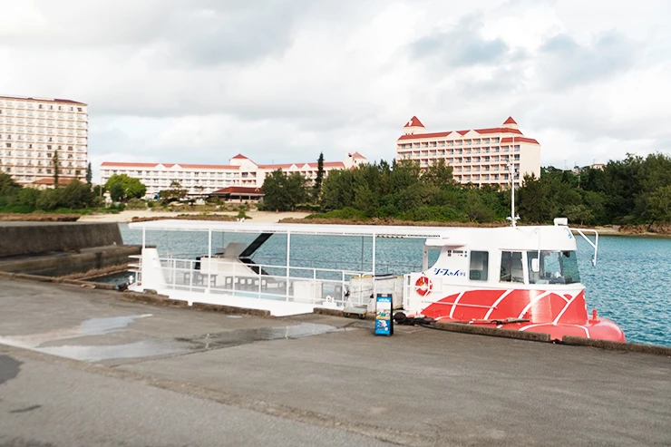 如果不想下水浮潛,卻又不願錯過宮古島的海底風景,那麼位在Hot Cross Point Santa Monica旁的「Sea Sky玻璃底船」會是非常理想的選擇。