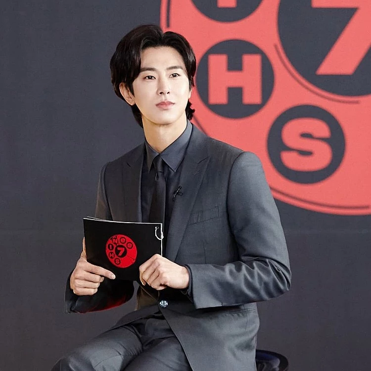 「2025 最佳 K-pop 隊長」第 2 名則由東方神起的 Yunho 鄭允浩拿下,他自 2003 年東方神起出道以來就擔任隊長的角色,不只專注自身舞台上的專業表現與強烈魅力,甚至對於每一位成員的訓練及舞蹈都嚴格要求,讓他成為許多粉絲心目中的「領導支柱」。