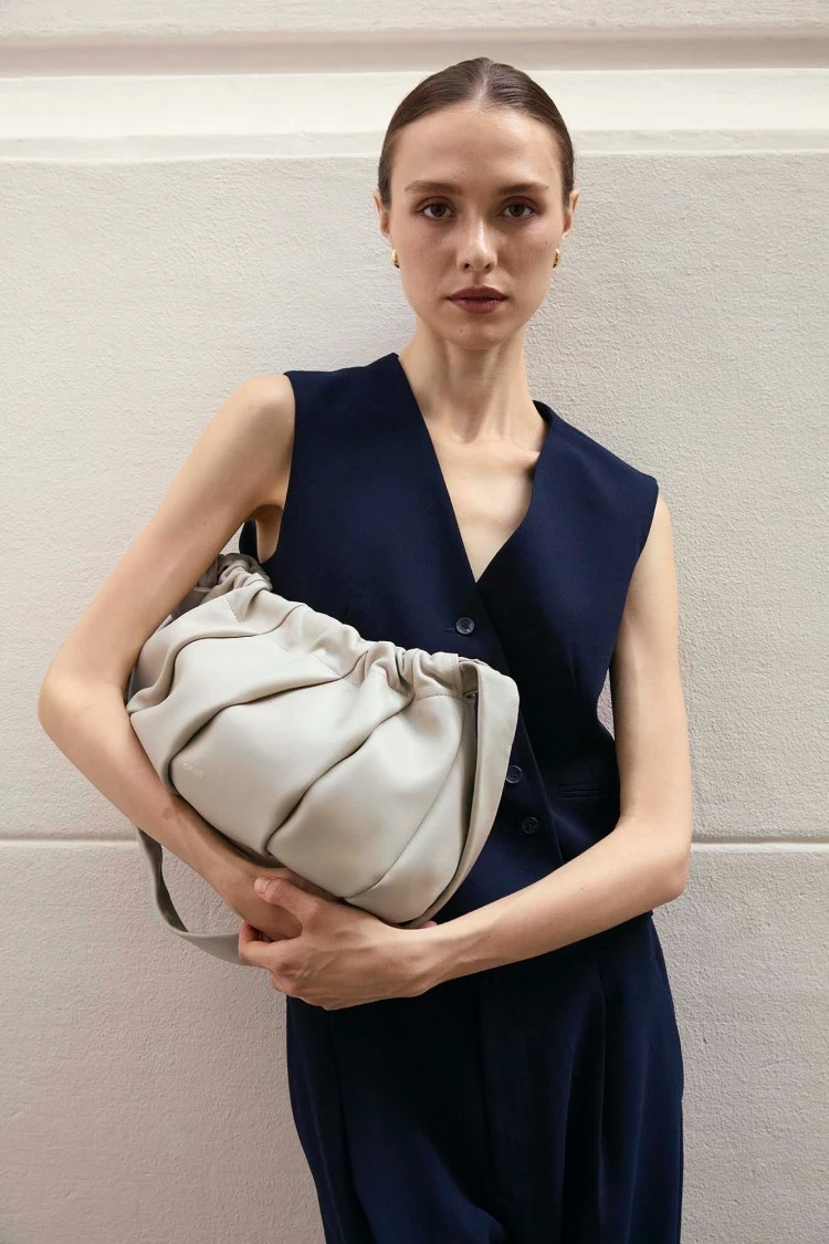 以柔中帶剛的姿態推出這款全新Soft Fold Bag,以貝殼的自然曲線為靈感,包身飽滿皺褶如潮汐般流動,柔軟中保有結構感。