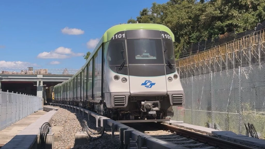 新北捷運「土城樹林線」預計於 2030 年完工通車,不僅是樹林首條捷運路線,也是「捷運萬大-中和-樹林線第二期」的重要路段。全線規劃 13 座車站,將串聯土城、樹林、新莊等生活圈,並可轉乘台北捷運板南線、中和新蘆線,未來更將連接新北「大巨蛋」,提升新北交通便利性。