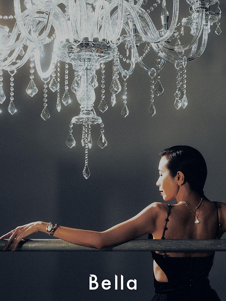 不論是在歌曲〈陰天〉的慵懶聲線，還是在電影《食神》尾聲的清新蛻變，她的一舉一動，都代表著指標與創新。被外媒盛讚是「亞洲最成功的女演員之一」，卻堅持把重心放在音樂之路，笑說：「可以用歌聲感動人，是最幸福的事。」  縱使置身 K-pop 當道的年代，在許多歌迷心中，她始終無可取代。這個人，正是──Karen Mok 莫文蔚。