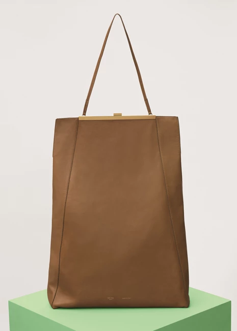 Céline Clasp 金沙色平滑小牛皮肩背包,155,000元。