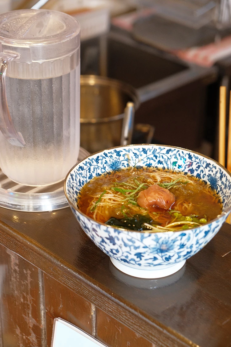 我點的期間限定梅子冷麵,以昆布醬油為底,搭配梅子、紫蘇、海苔與當地藻類,清爽又開胃。