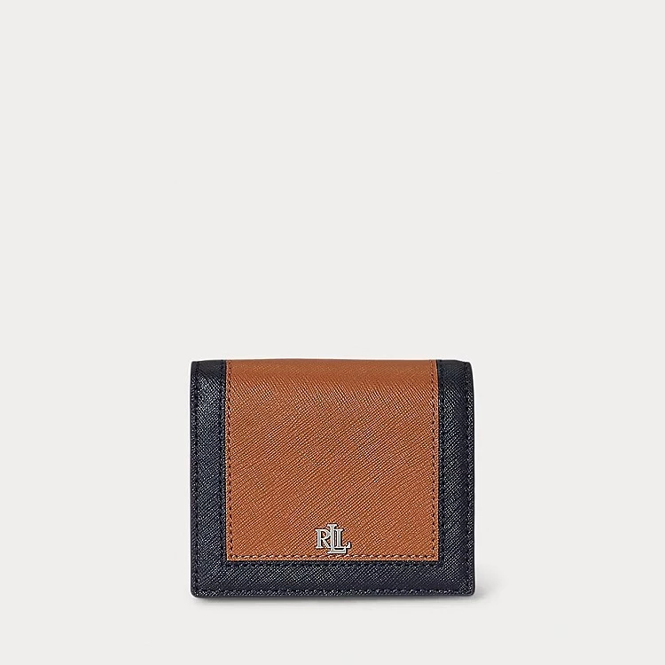 Ralph Lauren支線品牌Lauren則是以撞色皮革的皮夾來應戰，採用經典十字紋皮革打造，深藍與焦糖棕的撞色拼接，營造出沉穩又摩登的對比層次，好入手的價格，加上優雅的設計風格，是讓時髦OL心癢、手癢的入門皮件。（價格：NTD3,180）