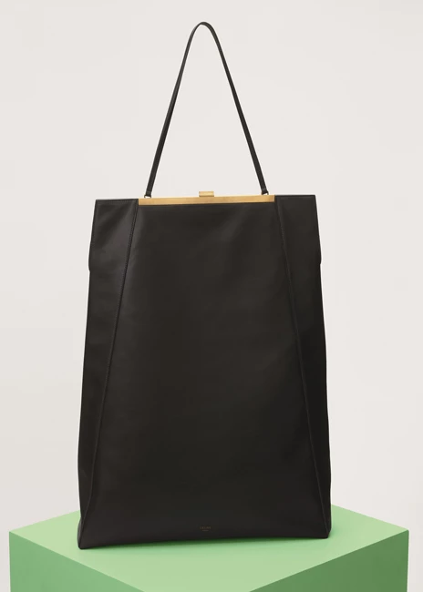 Céline Clasp 黝黑色平滑小牛皮肩背包,155,000元。