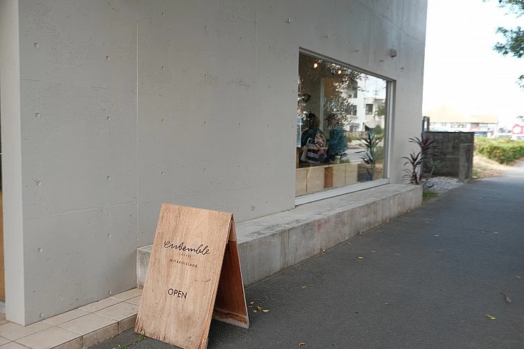 ensemble coffee miyakoisland藏身於宮古島市區,是一間氣質乾淨、輪廓明確的自家烘焙咖啡店。