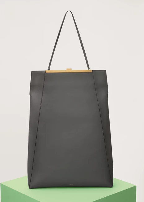Céline Clasp 墨灰色平滑小牛皮肩背包,155,000元。