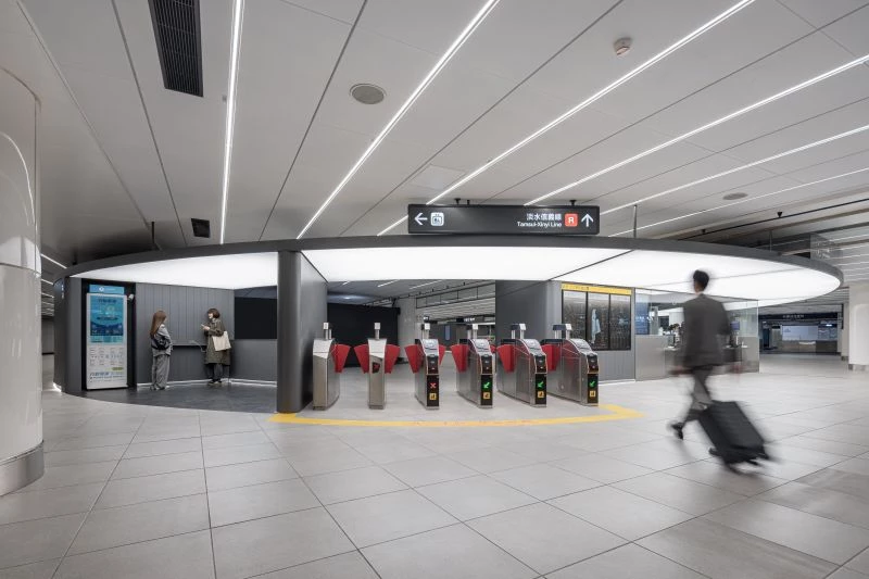 作為全台旅運量最高、人流密度最高的「捷運台北車站 B3 層」,營運已逾 30 年。隨著服務需求日益增加,車站逐漸面臨系統整合的挑戰:因年代久遠而顯得老舊、昏暗;詢問處空間不足,只能增設附屬空間以應對需求。近日,台北車站 B3 層迎來嶄新的視覺設計。不同於過去我們熟悉的模樣,透過極簡、明亮的標示與動線規劃,成為全台最美車站之一。
