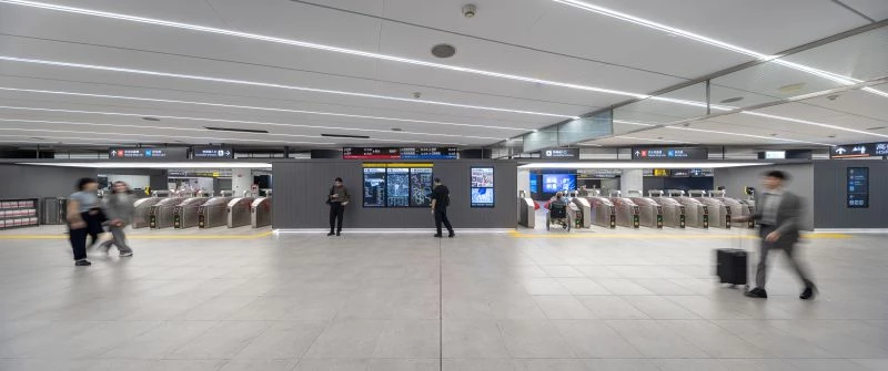 這次,台灣設計研究院與台北捷運公司攜手合作,以「將捷運提供的服務收納在盒子裡」為設計主軸,透過系統化的服務盒,整合車站的重要服務功能,並善用指標進行人流分流,提升車站整體服務效能。設計師巧妙運用圓弧形服務盒包覆部分圓柱,重新整理服務介面,柔化車站多處邊角界線,使空間動線更為流暢,同時釋放更多通行面積,有效舒緩人潮動線。