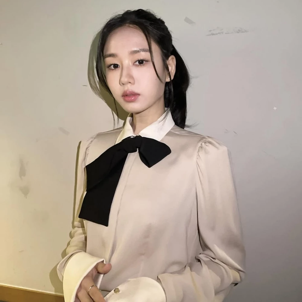 安恩真她以音樂劇《年輕的維特的悲傷》出道，2020 年以《機智醫生生活》中飾演的「秋敏夏」展露頭角，緊接著幾年後在電視劇《戀人》中的亮眼表現，更奠定她演員的地位，