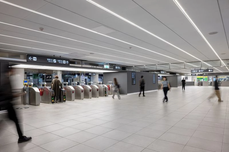 這次,台灣設計研究院與台北捷運公司攜手合作,以「將捷運提供的服務收納在盒子裡」為設計主軸,透過系統化的服務盒,整合車站的重要服務功能,並善用指標進行人流分流,提升車站整體服務效能。設計師巧妙運用圓弧形服務盒包覆部分圓柱,重新整理服務介面,柔化車站多處邊角界線,使空間動線更為流暢,同時釋放更多通行面積,有效舒緩人潮動線。