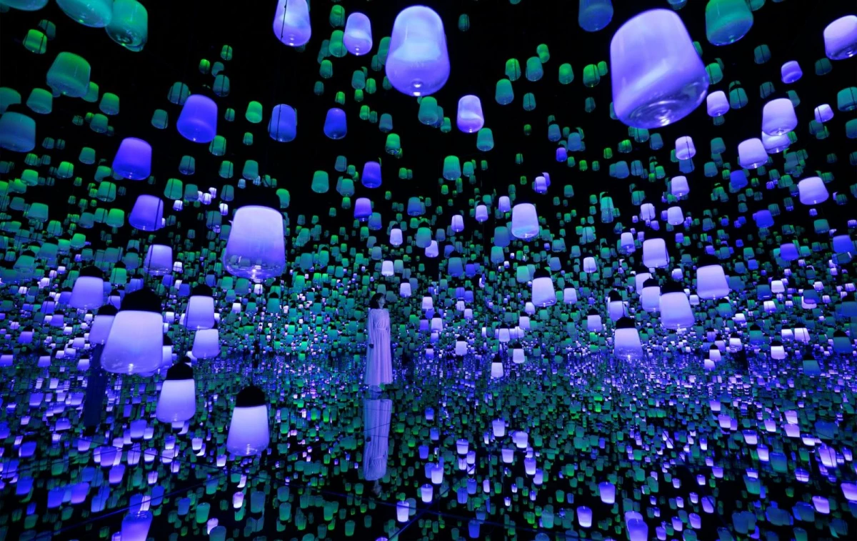 teamLab Biovortex Kyoto 距離京都車站步行時間約 9 分鐘,不論是搭乘 JR、地鐵,或是公車都相當方便。機能上,京都車站不僅有提供美味的餐廳,也有許多商店,而一旁還有大空廣場、東本願寺,也能為來到這裡的旅人,提供更多元的旅行體驗,不單單只是逛 teamLab,也創造更多停留的可能性,豐富旅行故事。