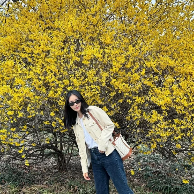 近年來炙手可熱的 Celine，無疑是許多少女的頭好！安恩真身上這款水桶包運用 Triomphe 凱旋門老花為焦點，並運用容易照顧的帆布料為材，整體包款輕巧，又較不怕水的特性，非常適合戶外休閒時使用。