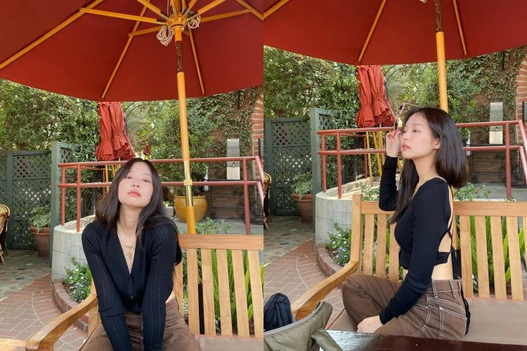 Jennie這套造型的亮點,正是深棕色牛仔褲本身的存在感。偏可可調的丹寧色澤低調溫潤,搭配立體車線與微寬直筒剪裁,讓下半身線條更俐落有份量。