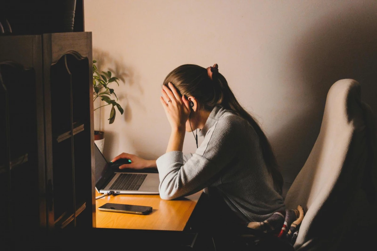 在歐洲,部份國家甚至立法保障員工的「斷線權」(Right to Disconnect),休假期間主管不得打擾。台灣雖有法律規定年假,但文化氛圍卻常讓人不敢休、不敢斷線,甚至還要擔心被同事比較或主管秋後算帳。