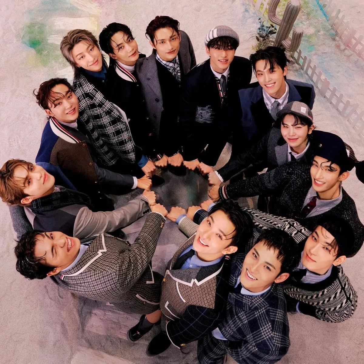 13 人男團 SEVENTEEN 於 2015 年 5 月 26 日以迷你專輯《17 CARAT》正式出道,並分為 Hip-Hop、Vocal 及 Performance 三大分隊,從音樂製作到舞蹈編排都由成員高度參與,因此有「自給自足偶像」之稱,出道至今,SEVENTEEN 不僅累積多首熱門歌曲,更以驚人的專輯銷量寫下紀錄,其中 2023 年推出的迷你十輯《FML》全球銷量突破 640 萬張,獲 IFPI 認證為該年度全球最暢銷專輯。